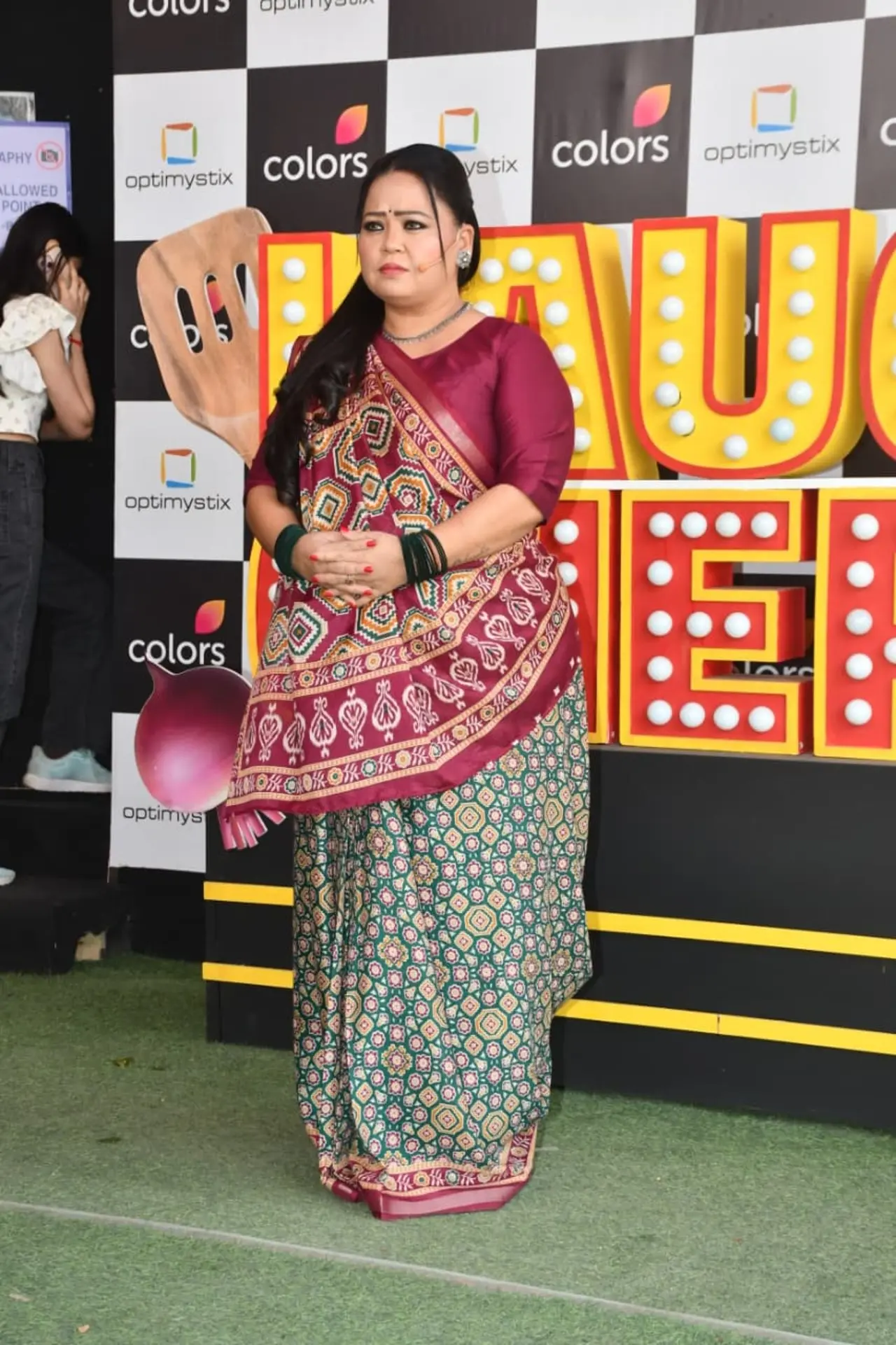 Lastly, Bharti Singh was seen in a Mhaarshtrian style saree in green and purple colour, with bold prints.